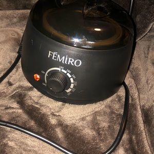 Wax machine, has multiple heat levels and manual